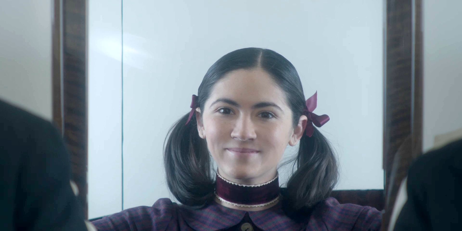 isabelle fuhrman smirks in orphan first kill