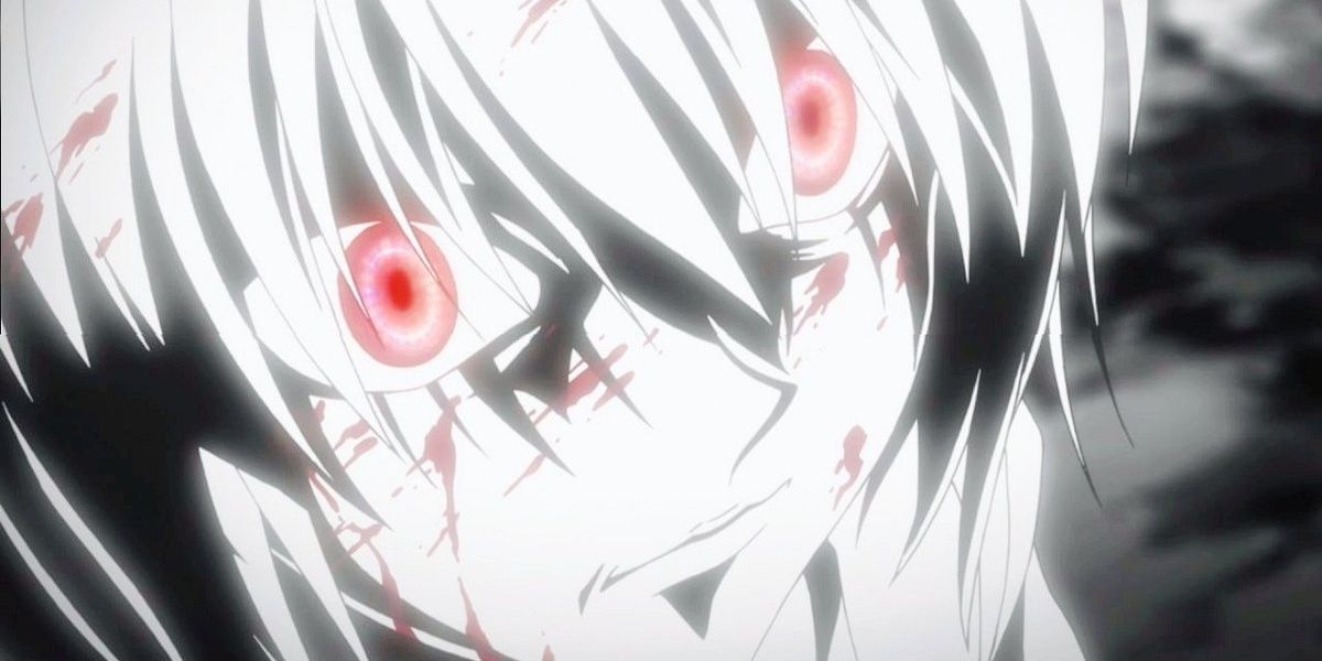 Um close-up principalmente em preto e branco em Kurapika em Hunter x Hunter, com olhos vermelhos brilhantes e seu rosto salpicado de sangue.