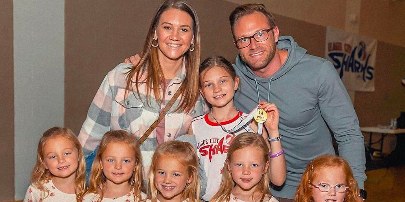 Outdaughtered cast smiling in family portrait