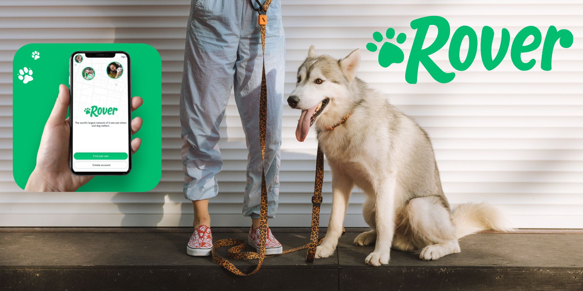As pernas de uma pessoa são retratadas.  Ao lado deles está um cão Husky branco e cinza.  O logotipo verde do aplicativo Rover está acima deles. 