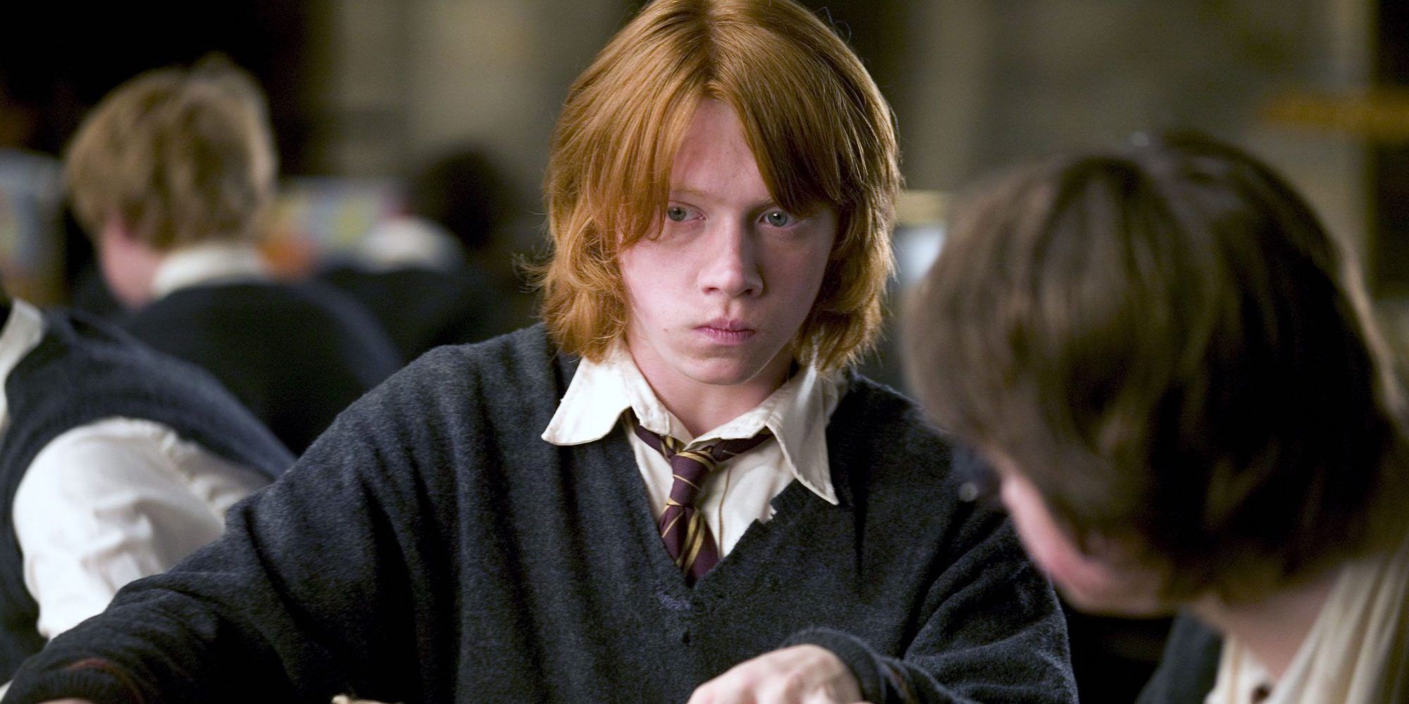 Ron Weasley na aula parecendo sério em Harry Potter e o Cálice de Fogo
