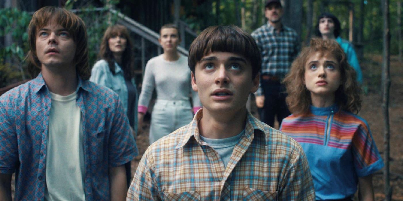 Stranger Things: elenco do final da 4ª temporada olhando para o céu