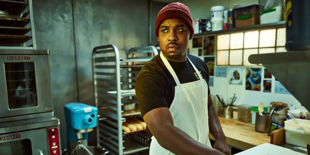 Marcus wears a white apron on The Bear