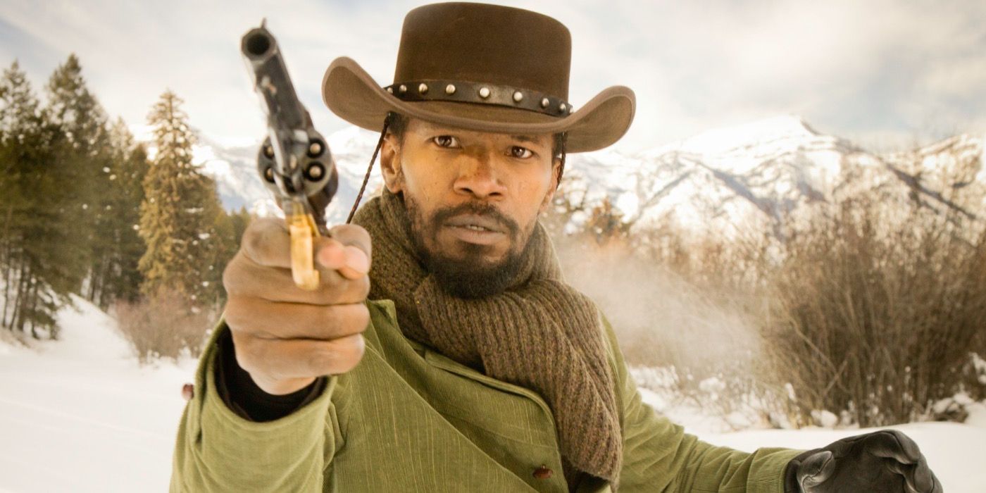 Jamie Foxx como Django aponta uma arma para a frente em Django Unchained