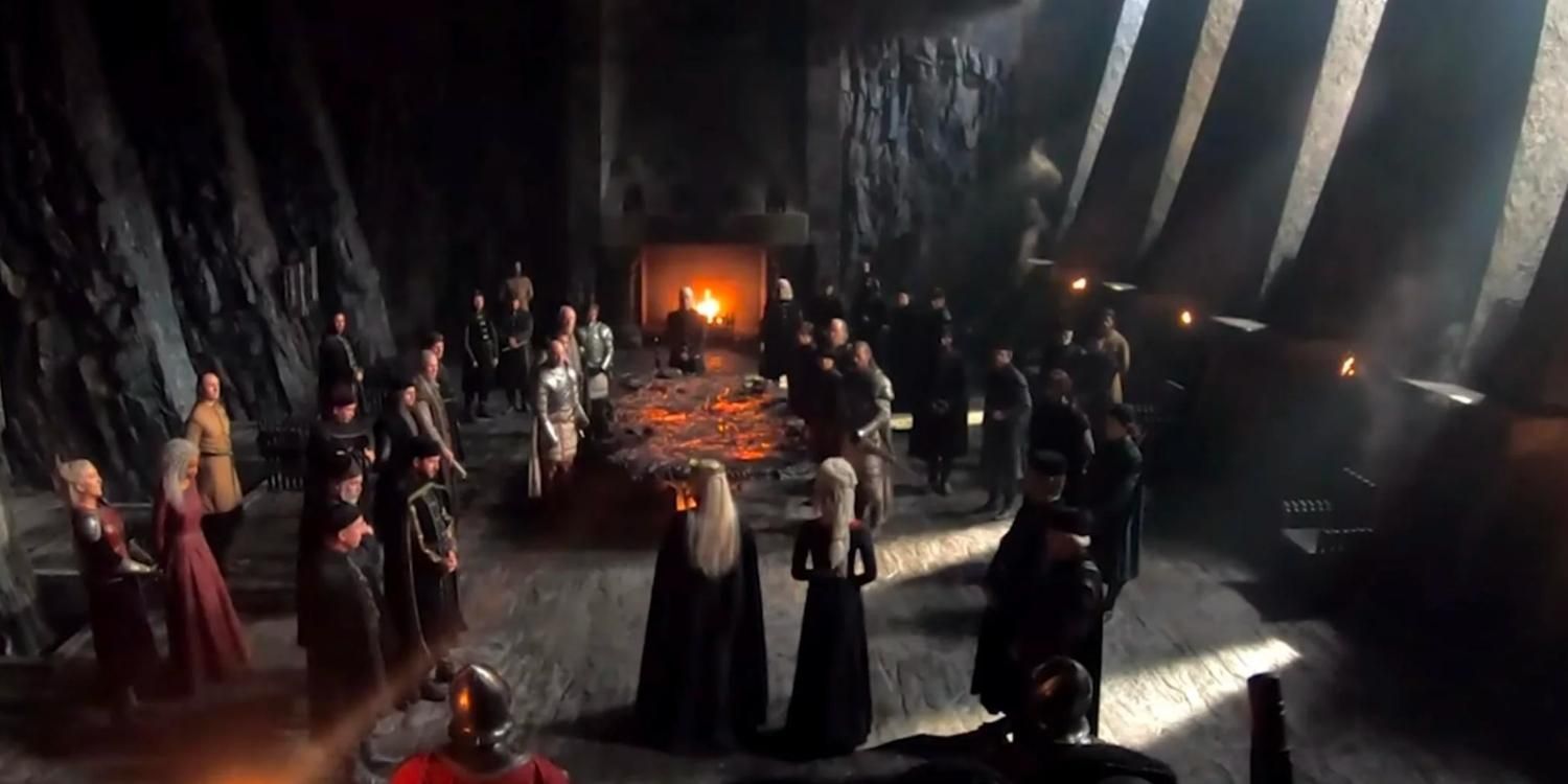 A group of people in Dragonstone including Rhaenys and Rhaenyra