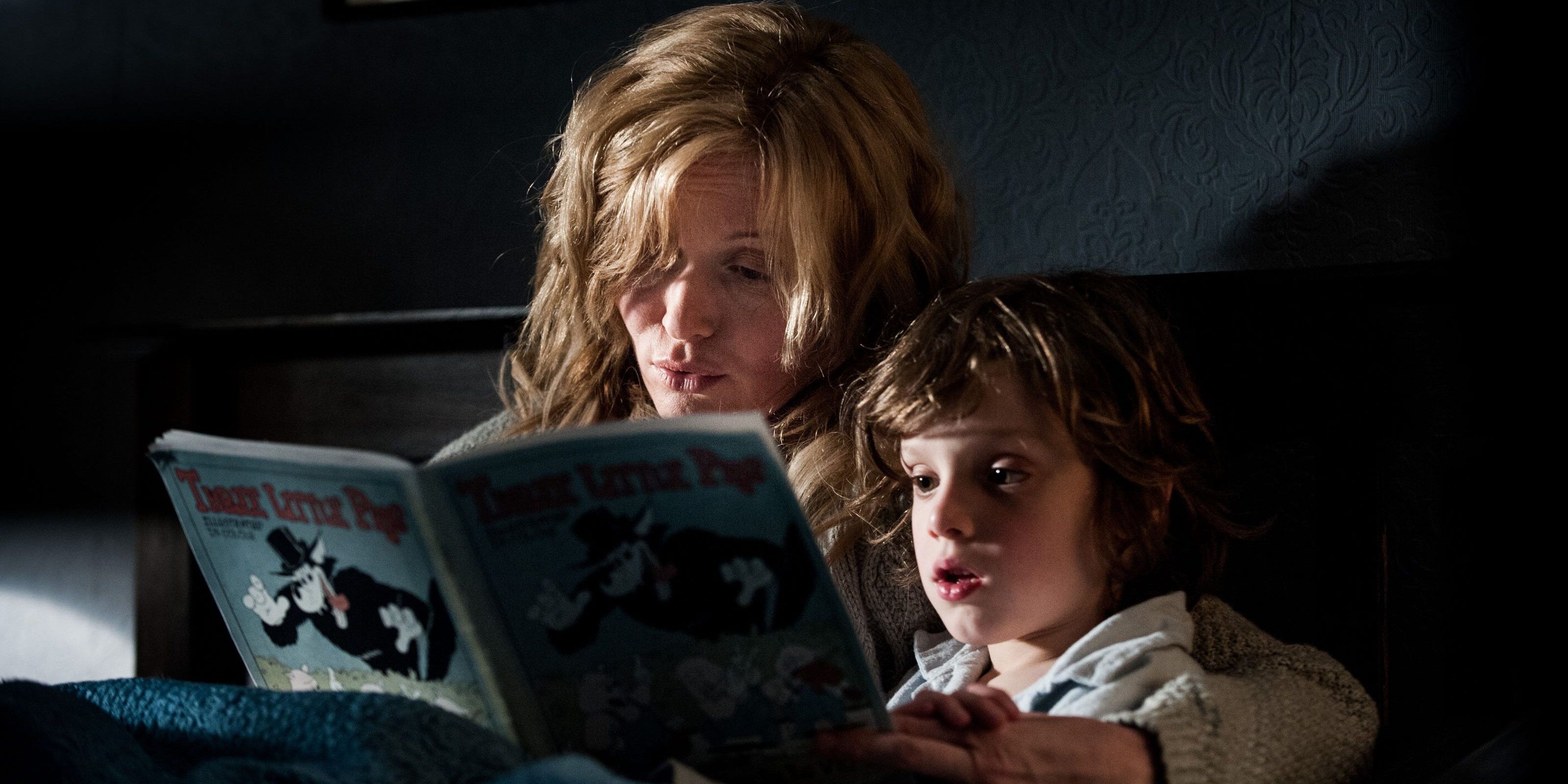 Uma mãe lê para seu filho em The Babadook