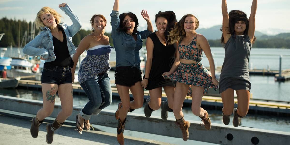 O elenco de Mulheres do Alasca em busca de amor pulando 
