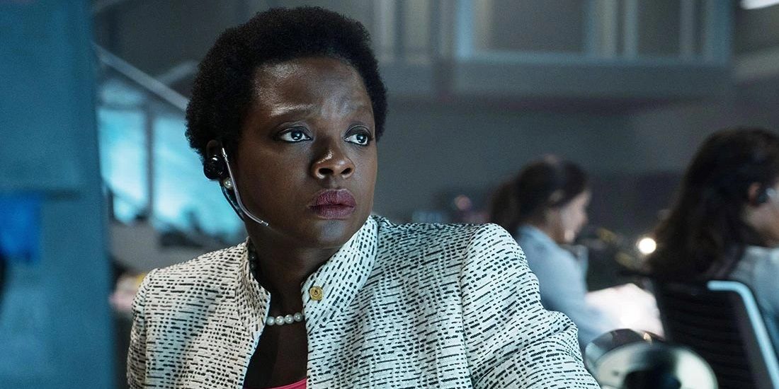 Amanda Waller na sala de controle em Esquadrão Suicida