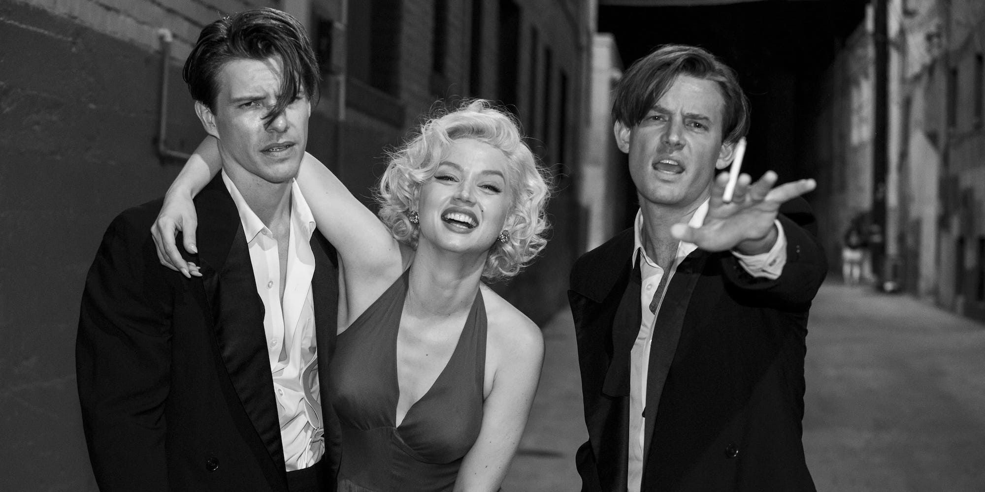 Ana de Armas como Marilyn Monroe em Blonde com outras duas.