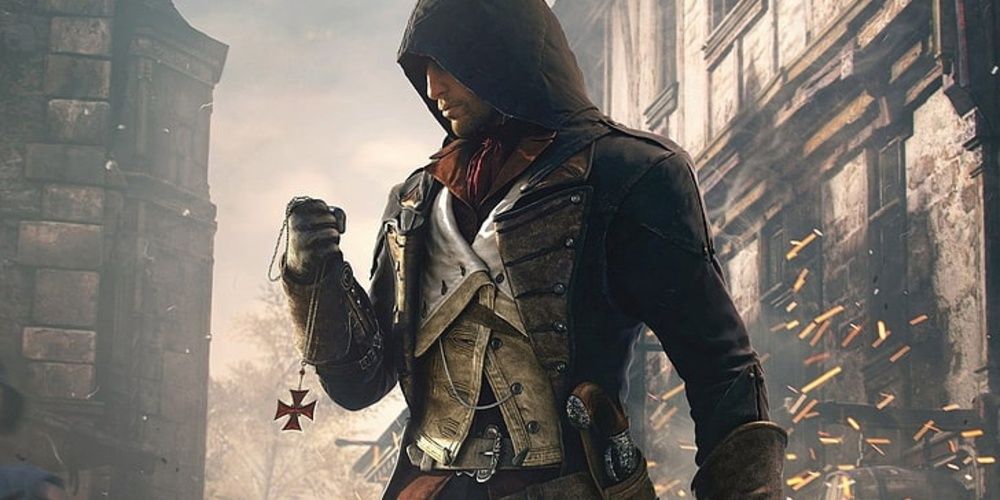Arno Dorian segurando um medalhão em Assassin's Creed Unity