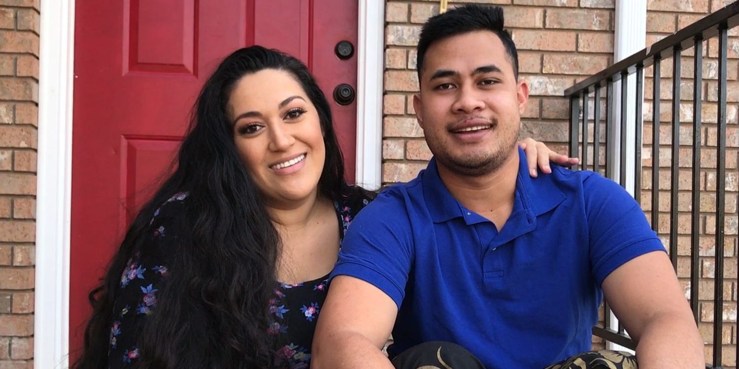 Asuelu Pulaa with Kalani Faagata from 90 Day Fiancé sitting on front steps
