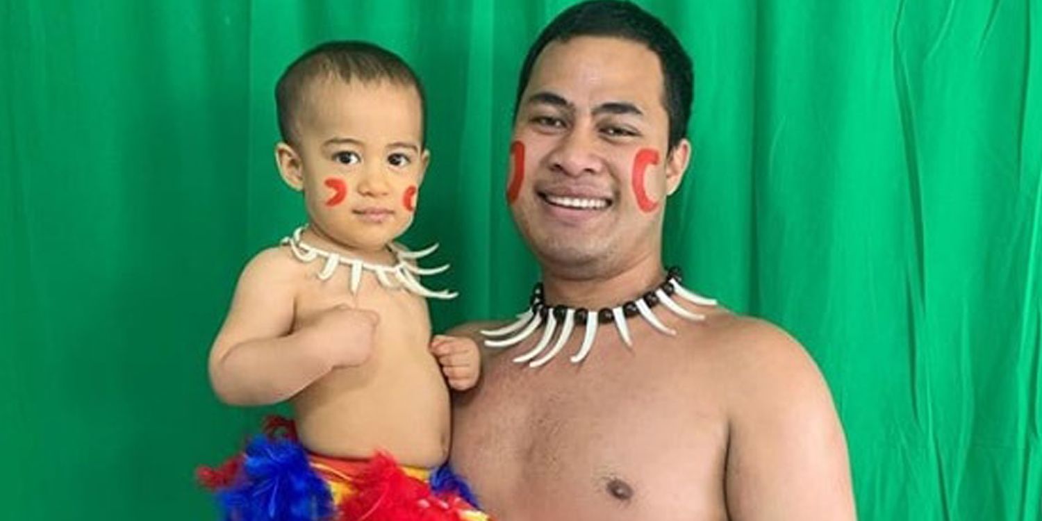 Asuelu Pulaa مع ابنه في الزي التقليدي منذ 90 يومًا من الخطيب