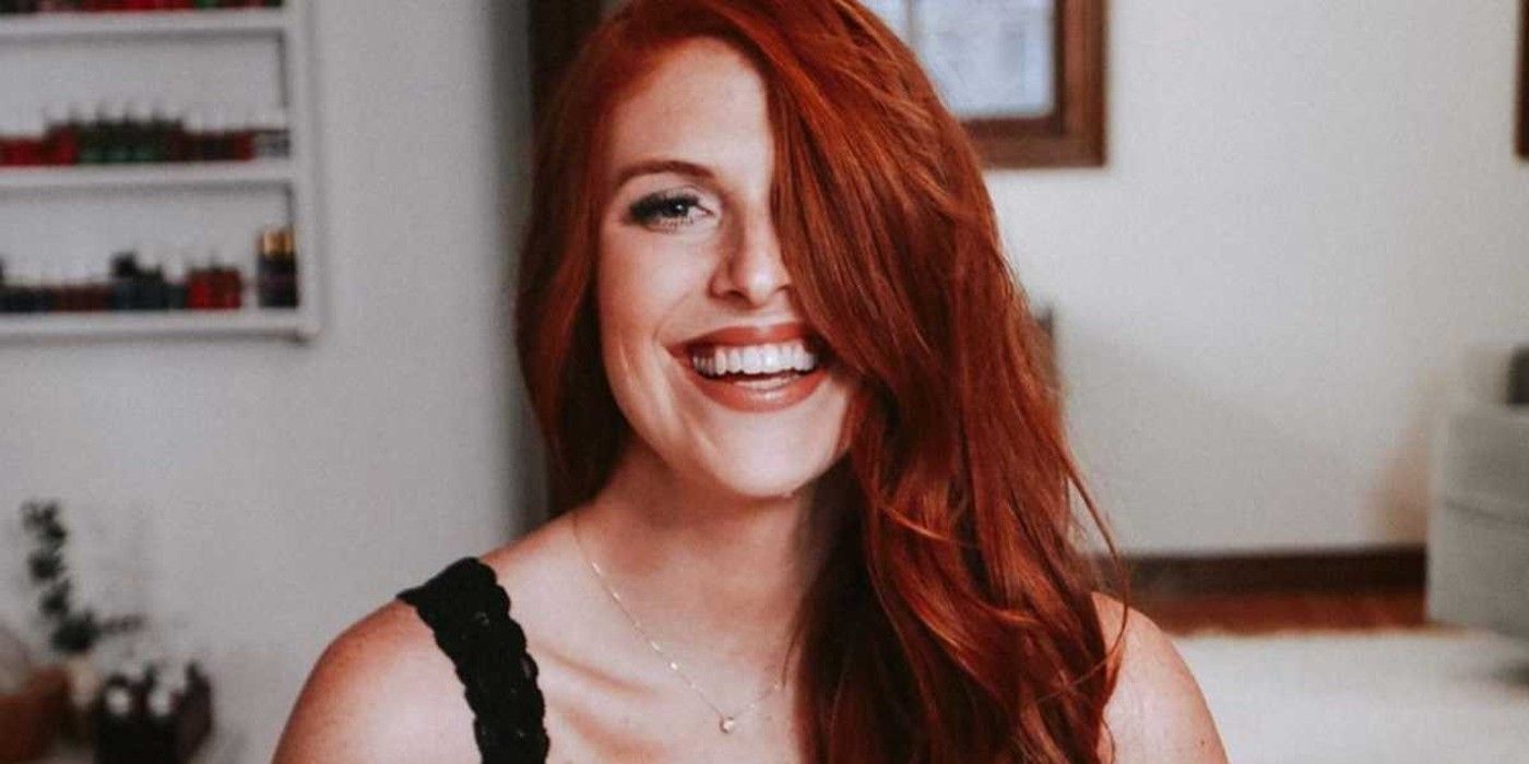 Audrey Roloff de Little People, Big World sorrindo com cabelo sobre um olho