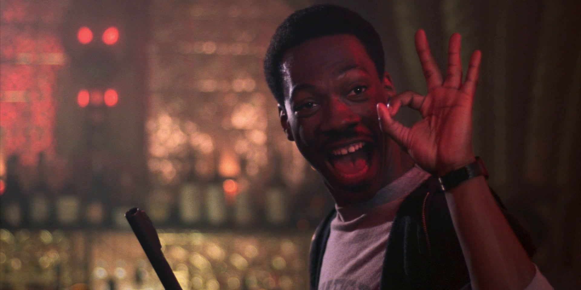 Axel Foley dando um sinal de ok em Beverly Hills Cop