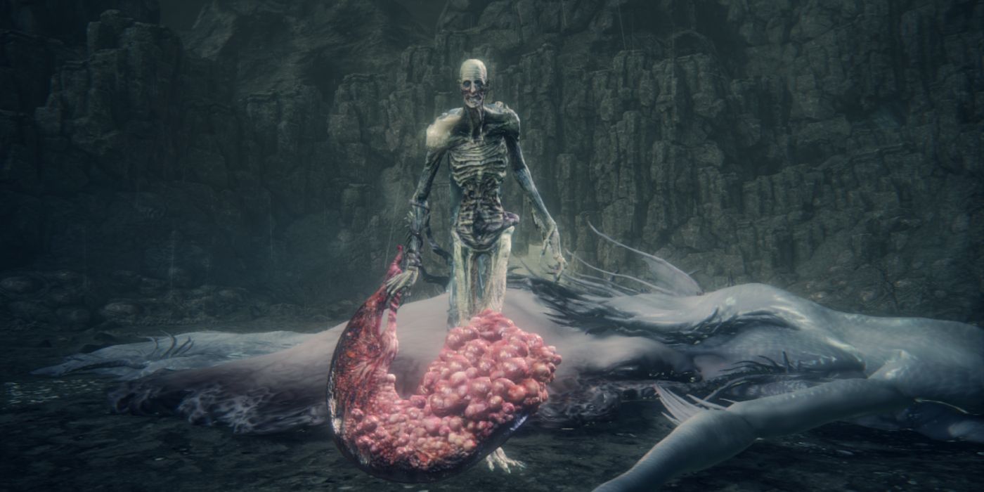 O órfão de Kos empunhando a placenta de sua mãe como uma arma em Bloodborne.
