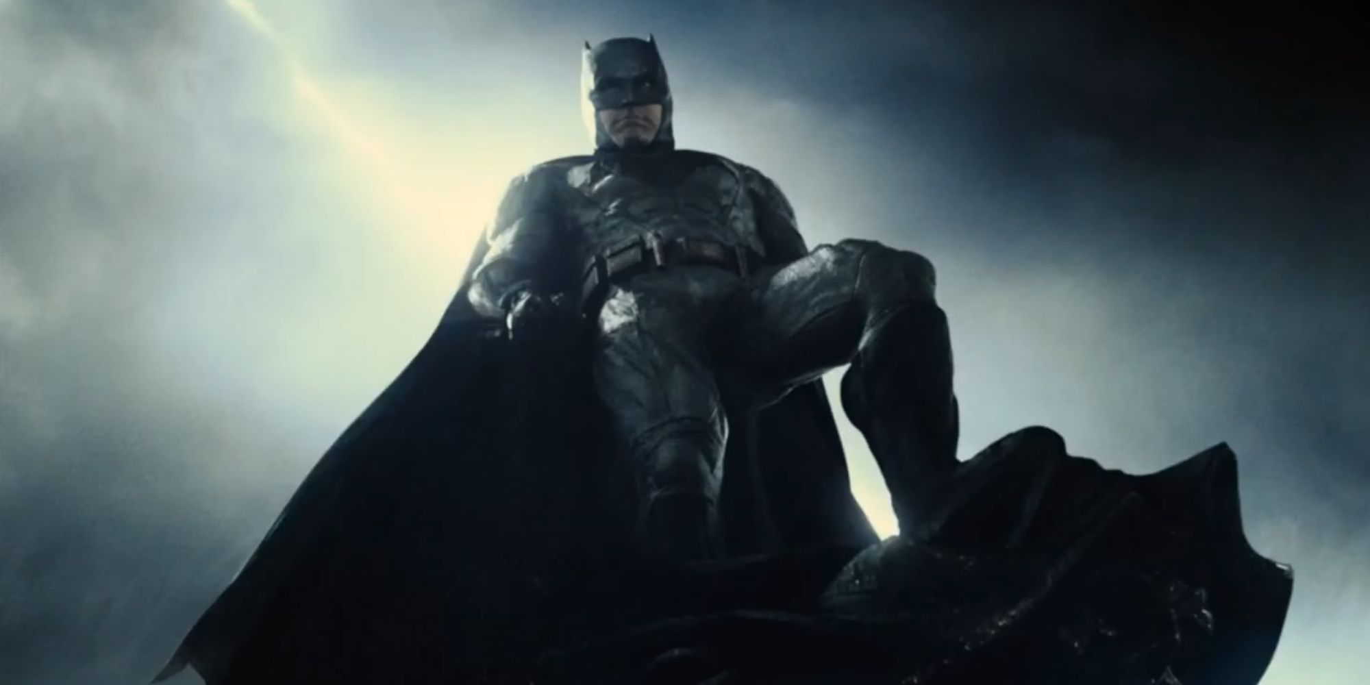 Batman em pé em uma gárgula com relâmpagos piscando atrás dele na Liga da Justiça de Zack Snyder