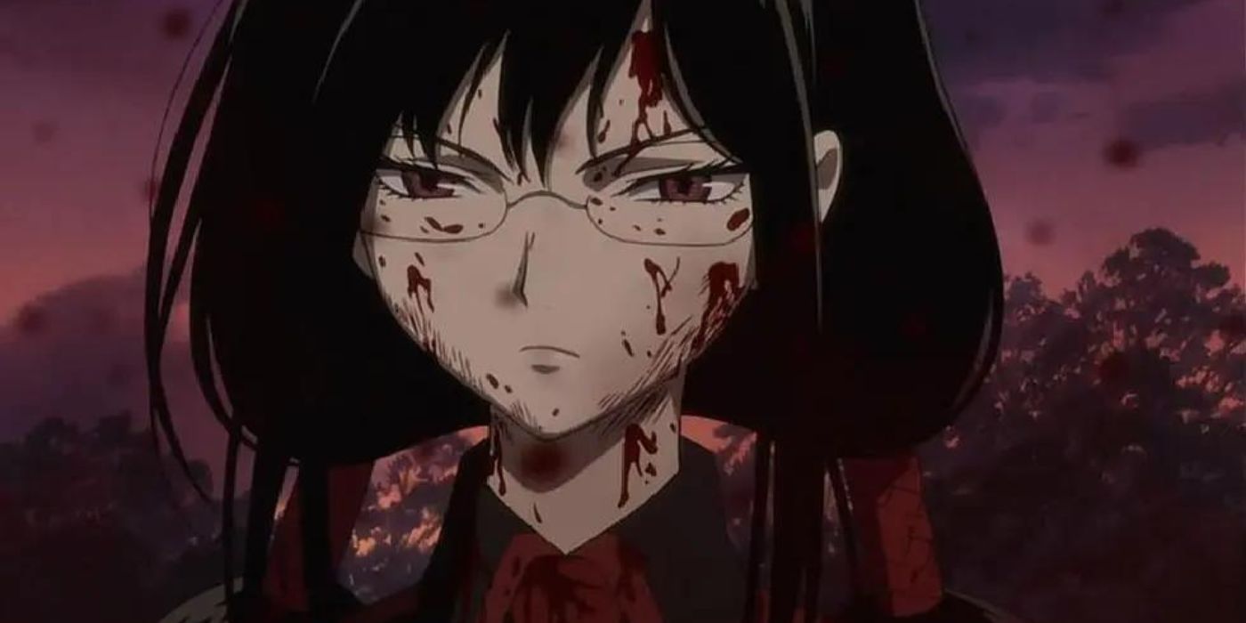 Uma jovem com sangue no rosto franzindo a testa no anime Blood-C.