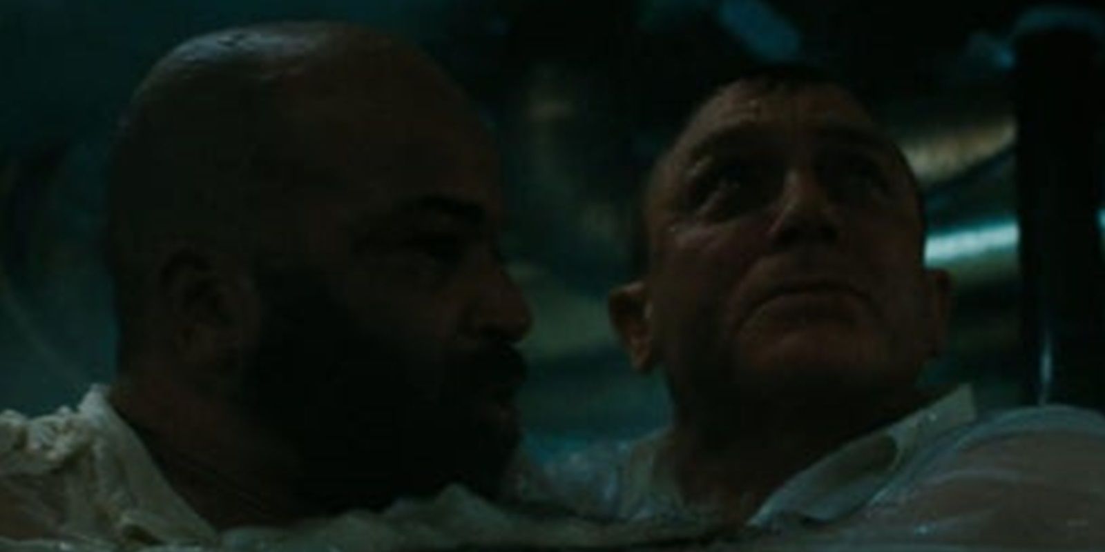 Bond e Felix Leiter presos em um navio afundando em No Time to Die