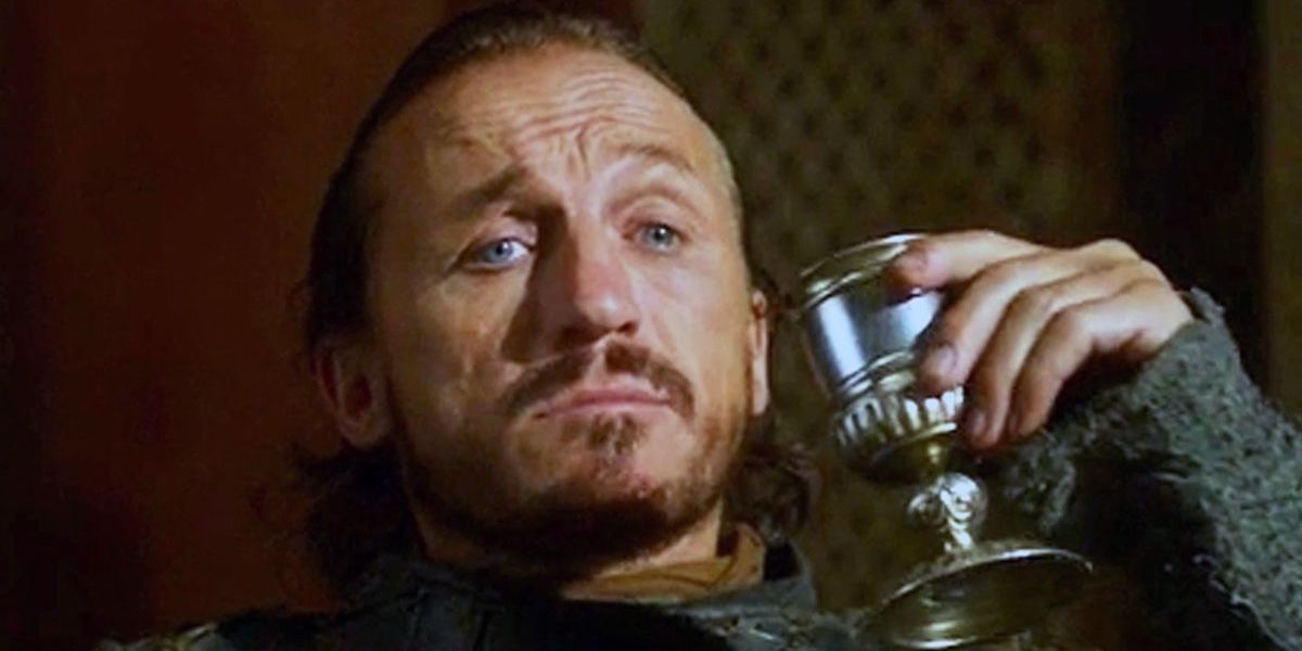 Bronn segurando uma taça em Game of Thrones