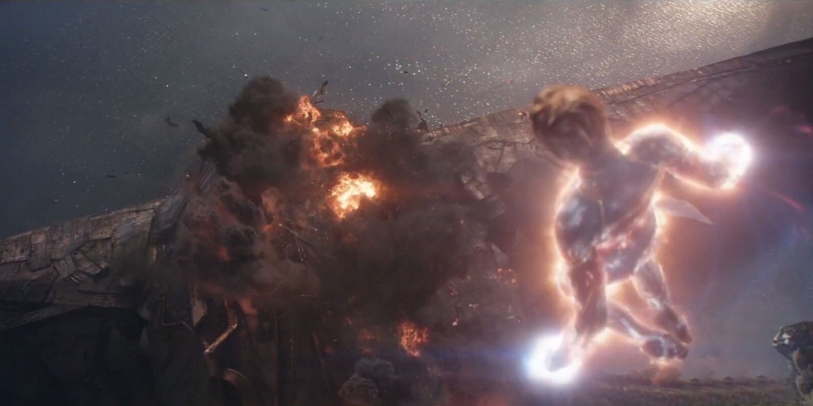 Capitã Marvel esmaga a nave de Thanos em Vingadores Ultimato