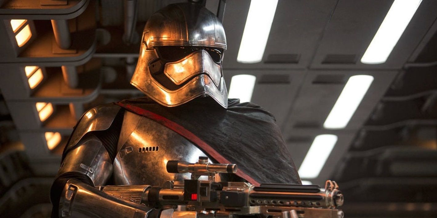 Capitão Phasma com um rifle em O Despertar da Força