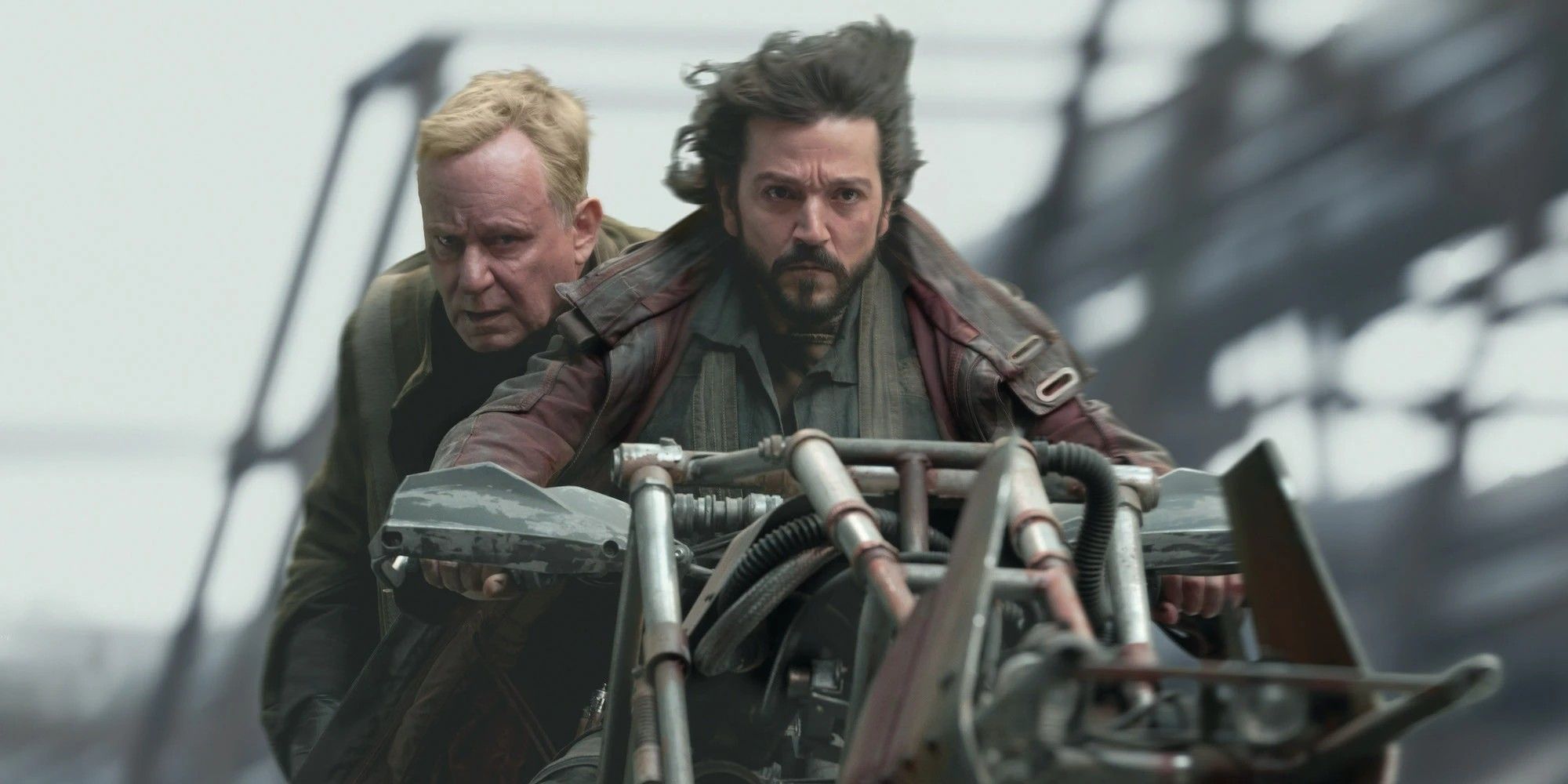 Cassian Andor y Luthen Rael montando en bicicleta en Andor