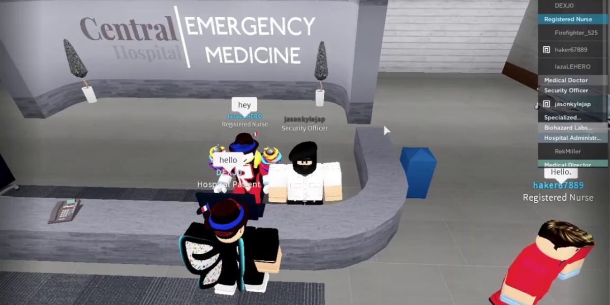 Gameplay dari Roleplay Rumah Sakit Pusat Roblox, dengan karakter berdiri di sekitar meja di rumah sakit.