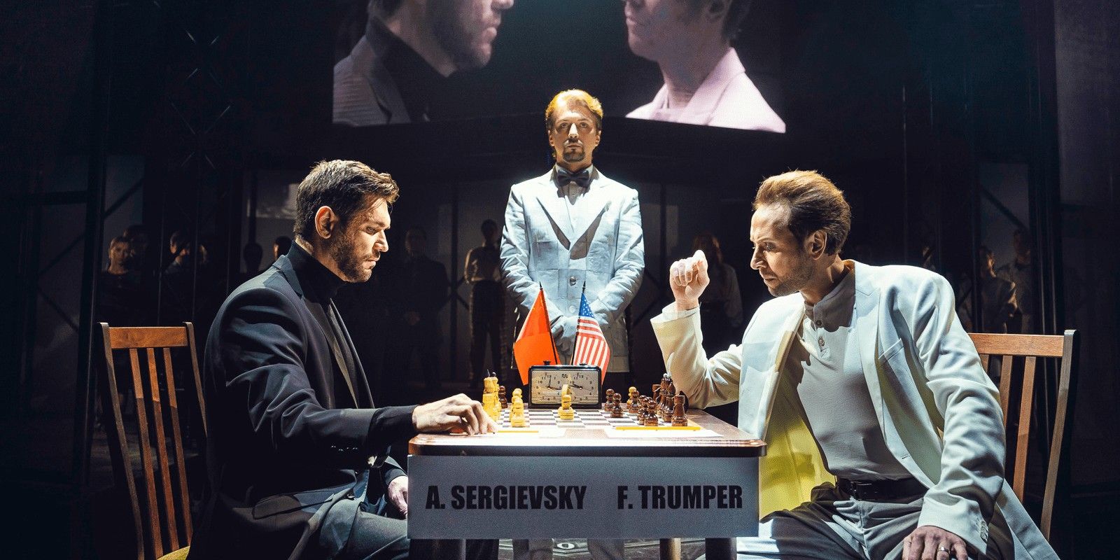 Anatoly Sergievsky e Freddie Trumper olhando para o tabuleiro de xadrez