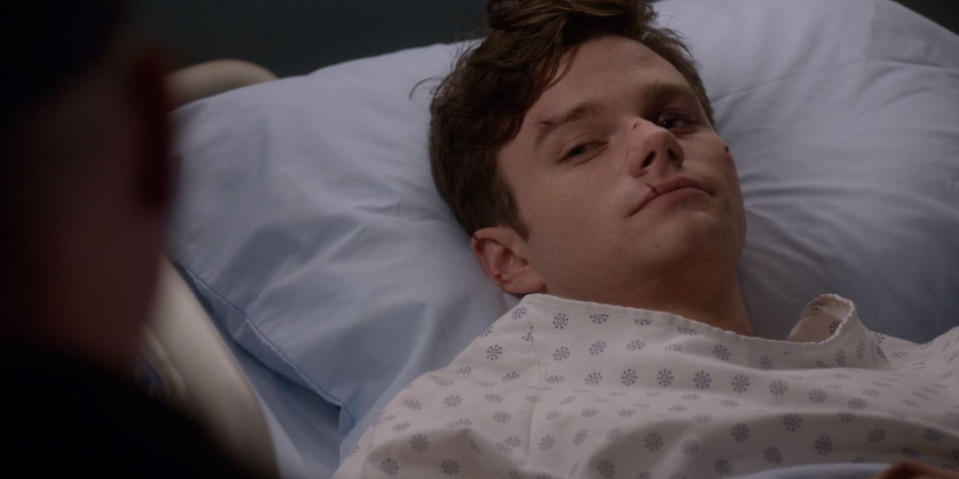Một Kurt Hummel bị thương nằm trên giường bệnh trong Glee.