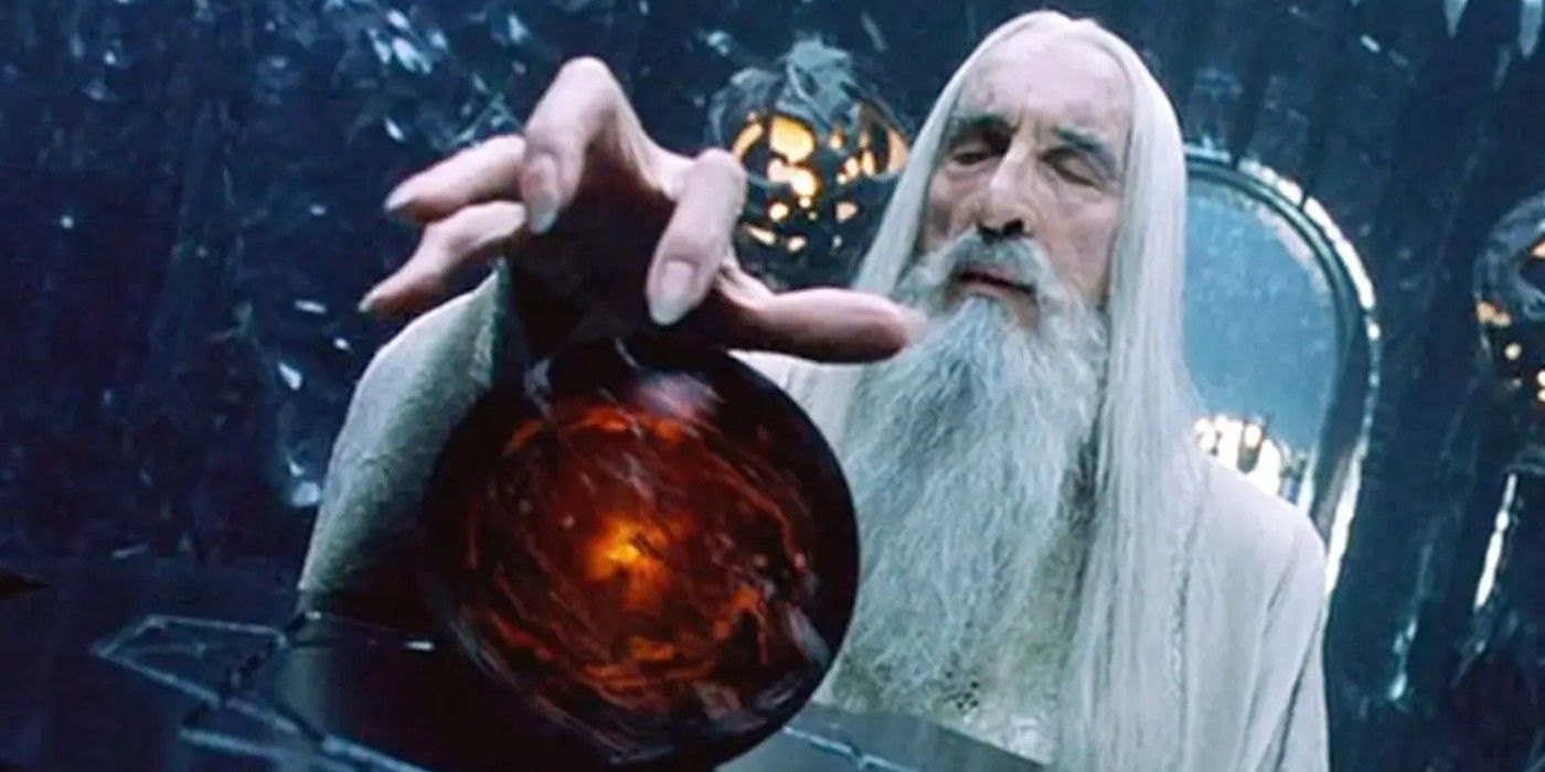 Christopher Lee como Saruman usando o Palantir em O Senhor dos Anéis