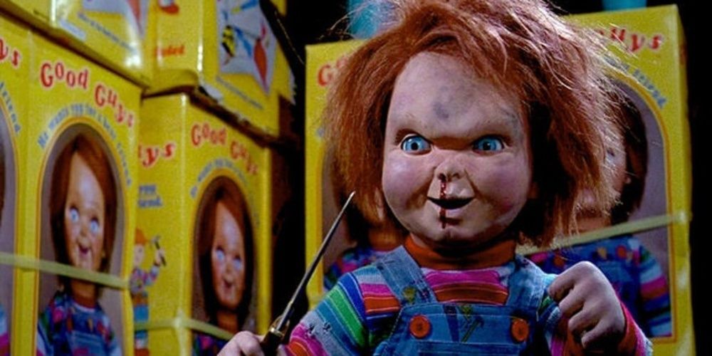 Chucky segurando uma faca em Child's Play 2