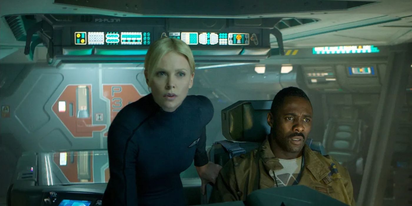 Charlize Theron e Idris Elba assistindo algo no navio em Prometheus.