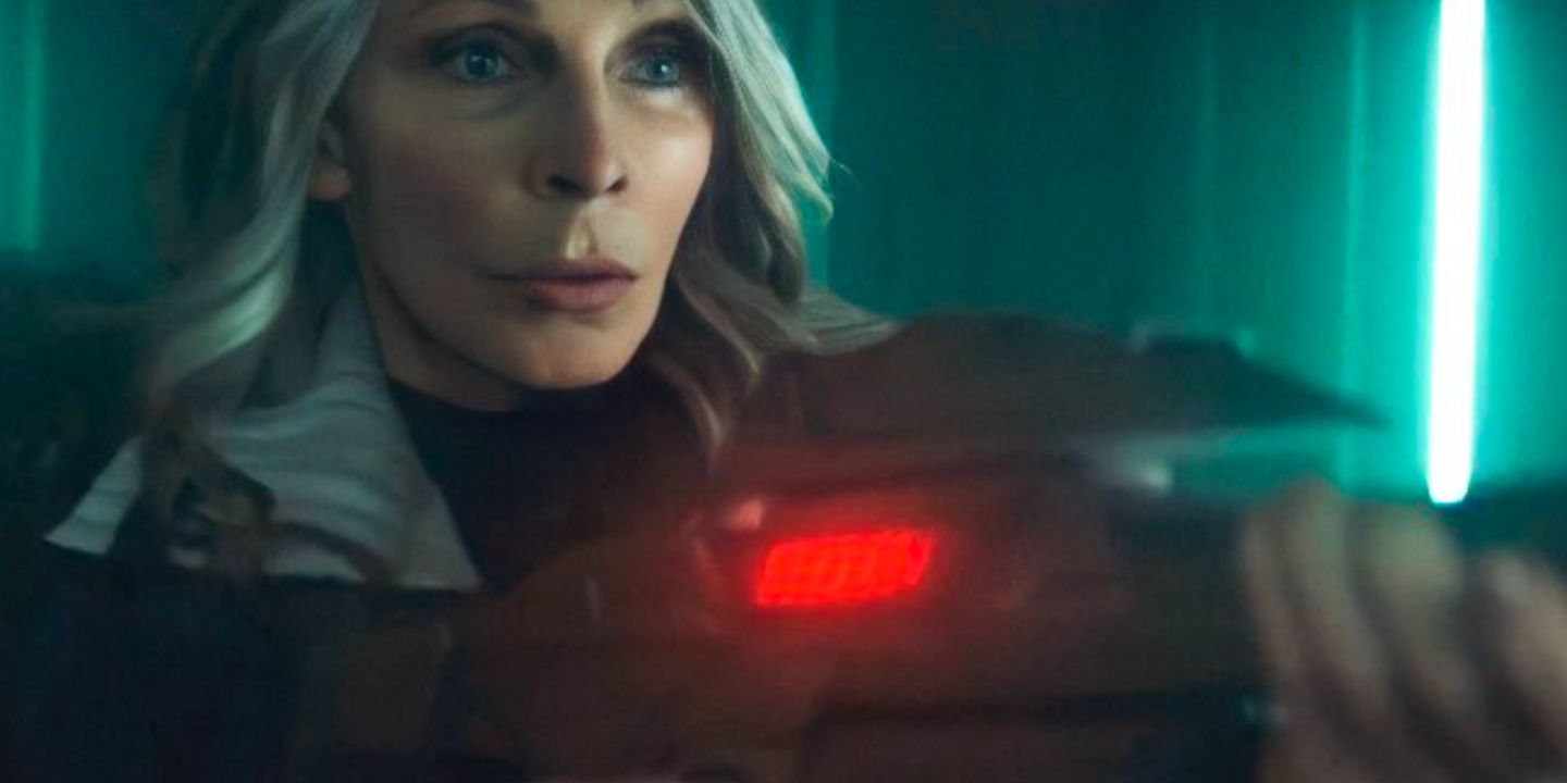 Dr. Crusher holds a phaser rifle in Star Trek: Picard season three.