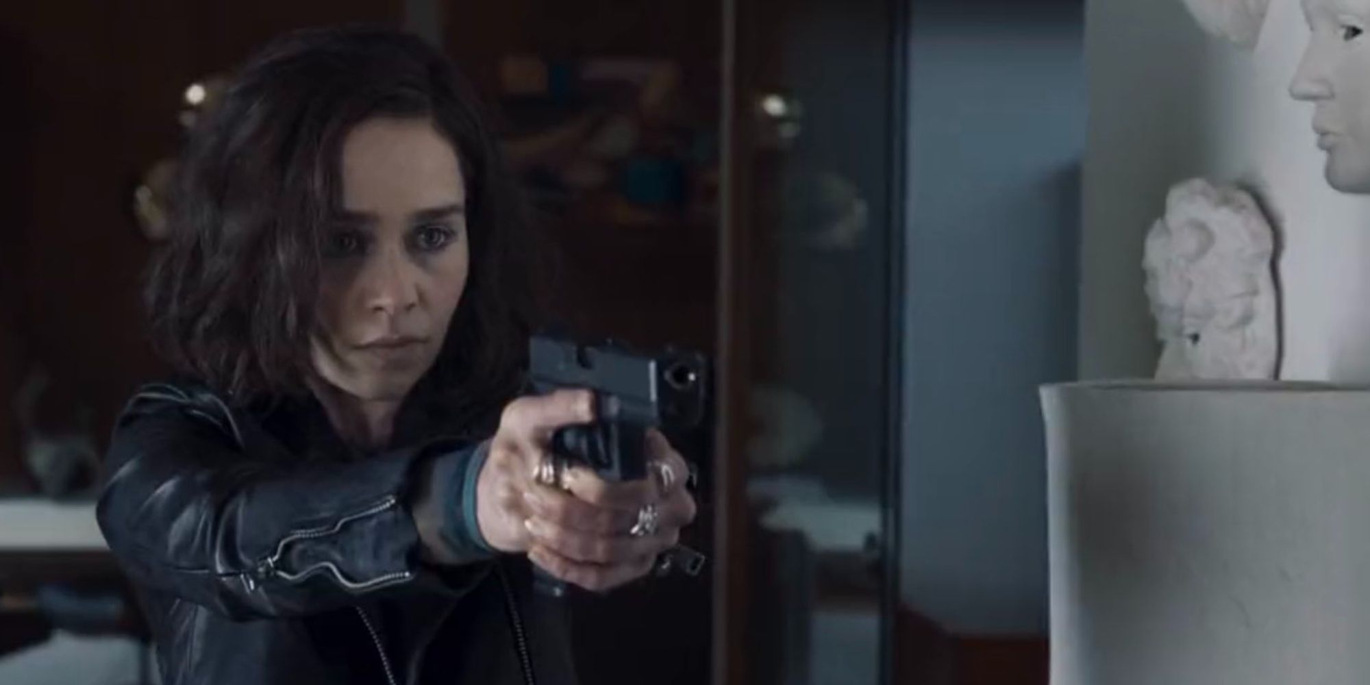 Emilia Clarke com uma arma em Invasão Secreta.