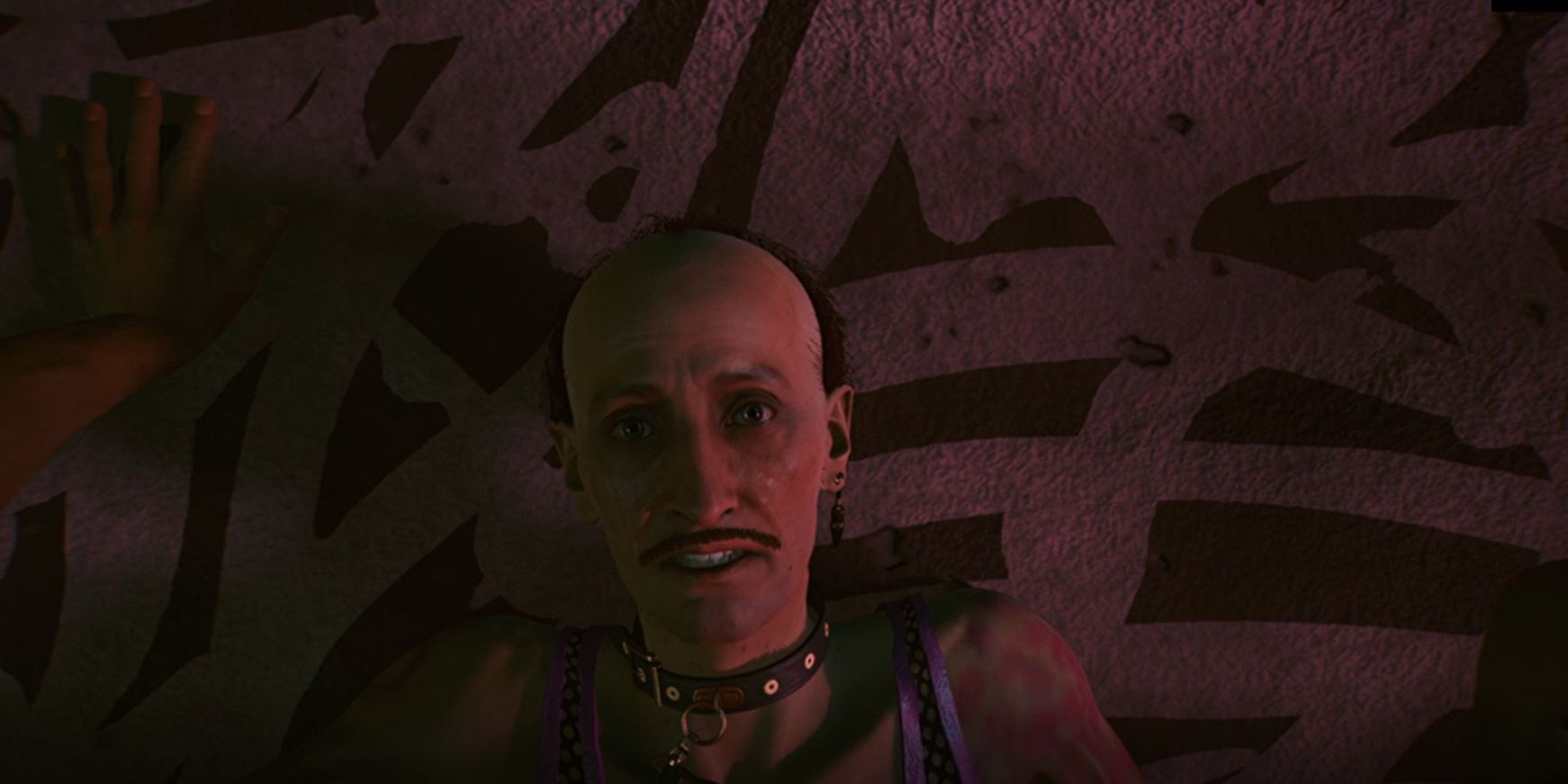 Una imagen de Fingers the Ripperdoc en Cyberpunk 2077 con una expresión de terror en su rostro.