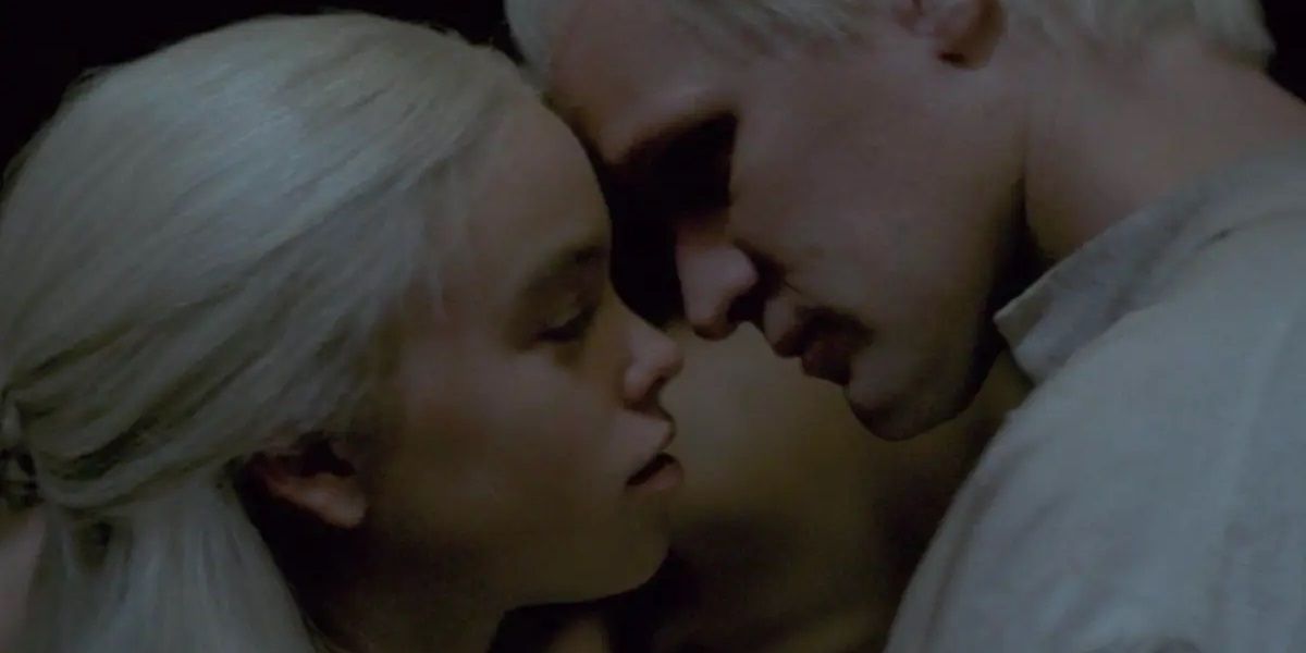 Daemon embraces Rhaenyra in House of the Dragon