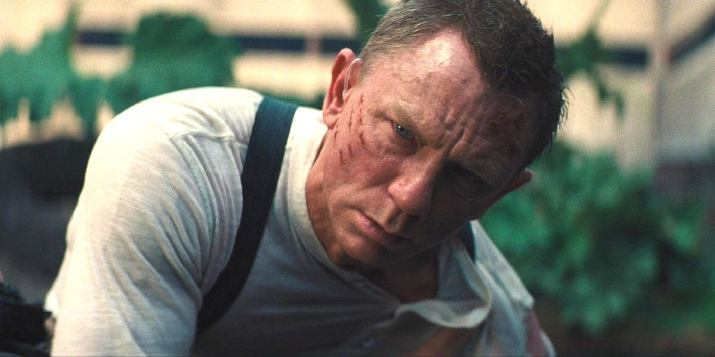 Daniel Craig como James Bond no chão após se machucar durante uma luta em No Time To Die.