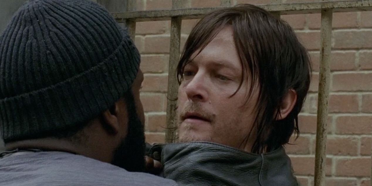 Daryl lutando com Tyreese em The Walking Dead 