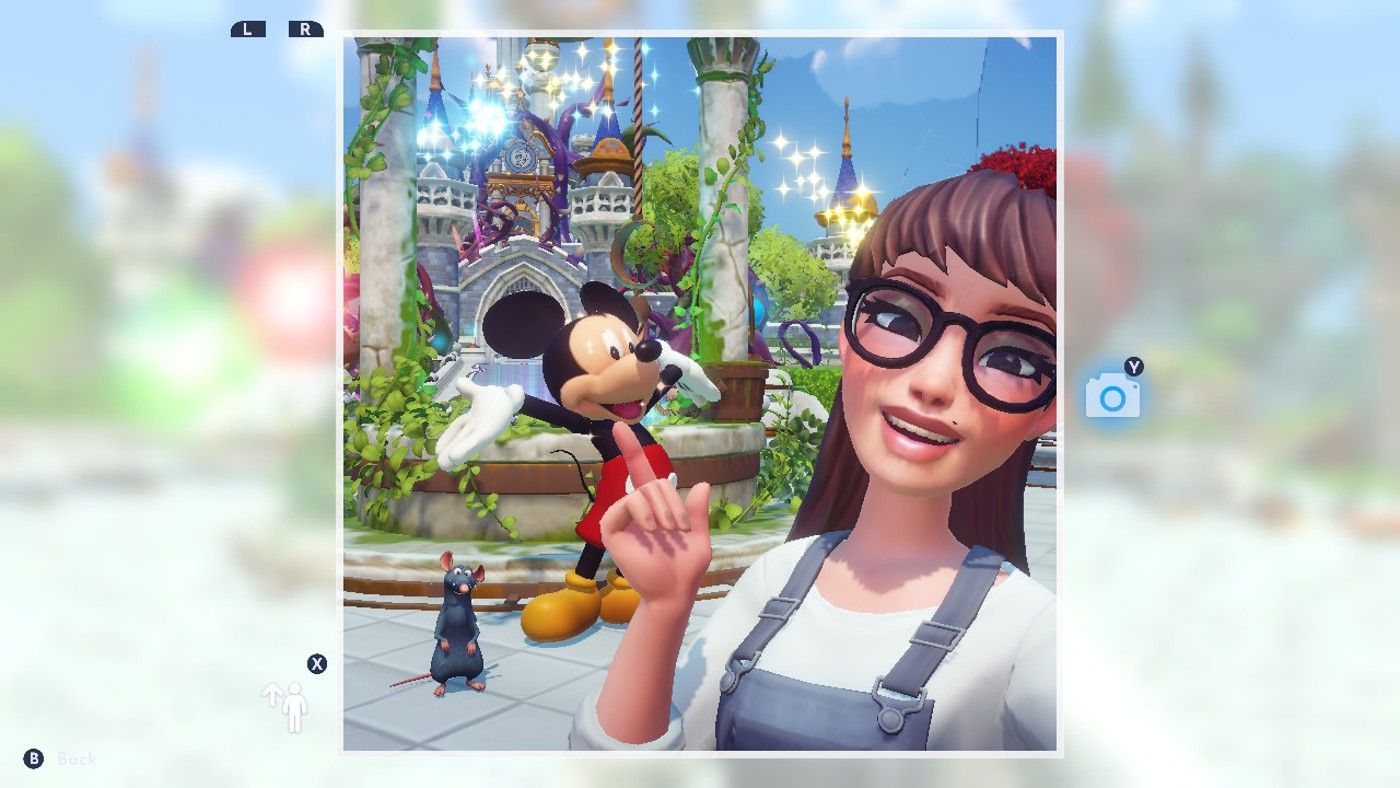 Selfie Disney Dreamlight Valley com Mickey e Remy.