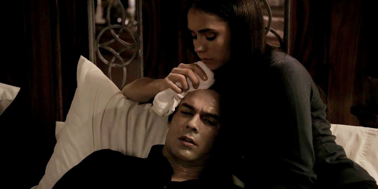 Elena cuidando de Damon quando ele está morrendo de uma mordida de lobisomem em The Vampire Diaries