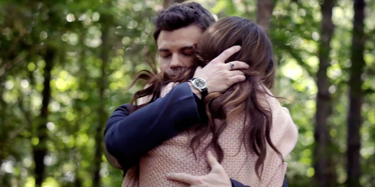 Elijah e Hayley se abraçando na floresta em The Originals