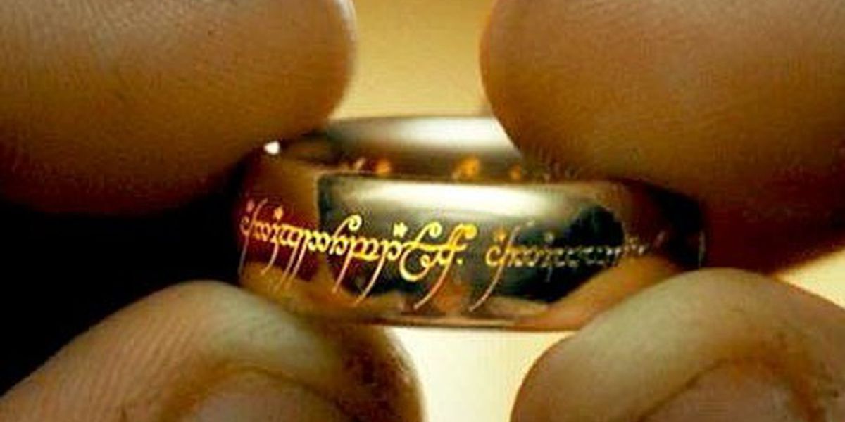 Frodo segura o anel em O Senhor dos Anéis