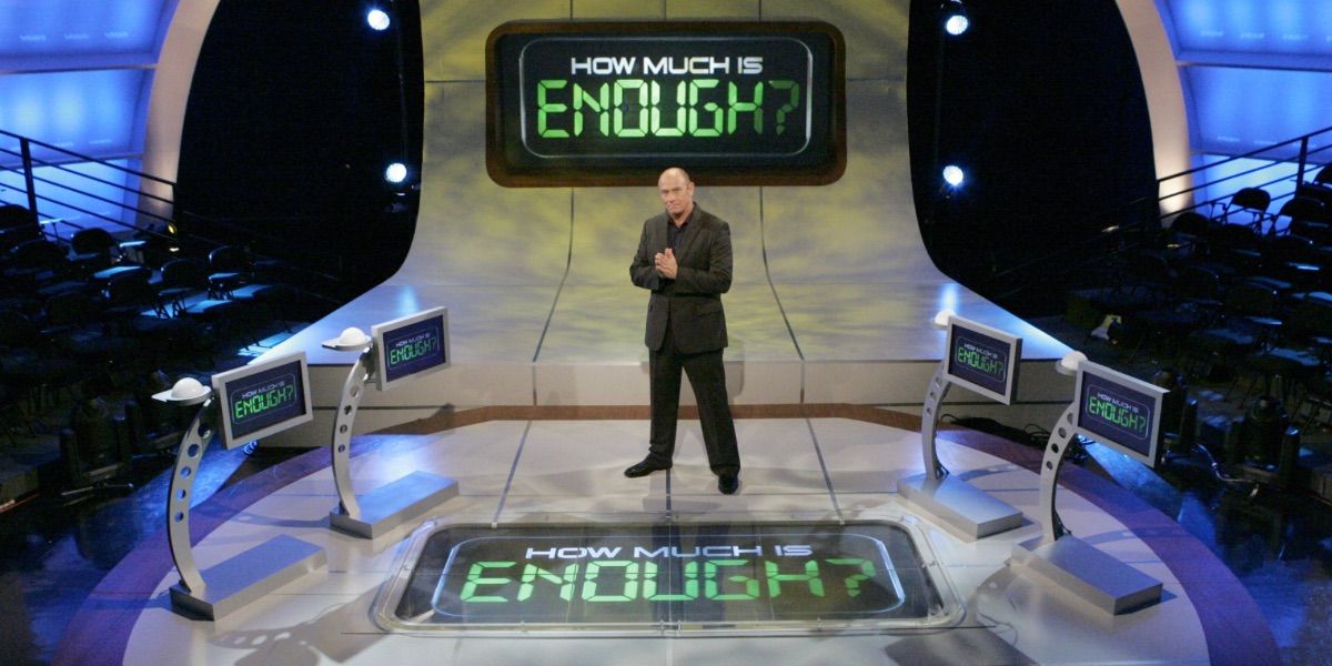 O apresentador fica no palco do game show How Much is Enough