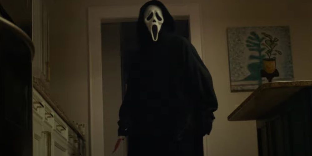 Ghostface parado em uma porta em Scream