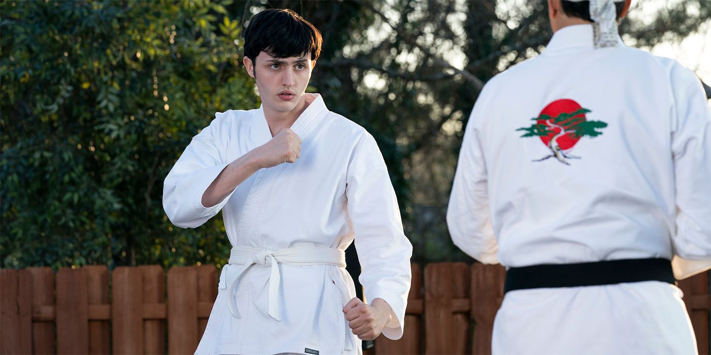 Gianni DeCenzo como Demetri em treino de kimono com Daniel em Cobra Kai