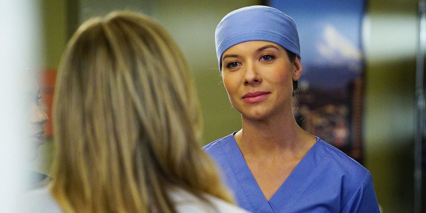 Leah Murphy en bata médica en Grey's Anatomy