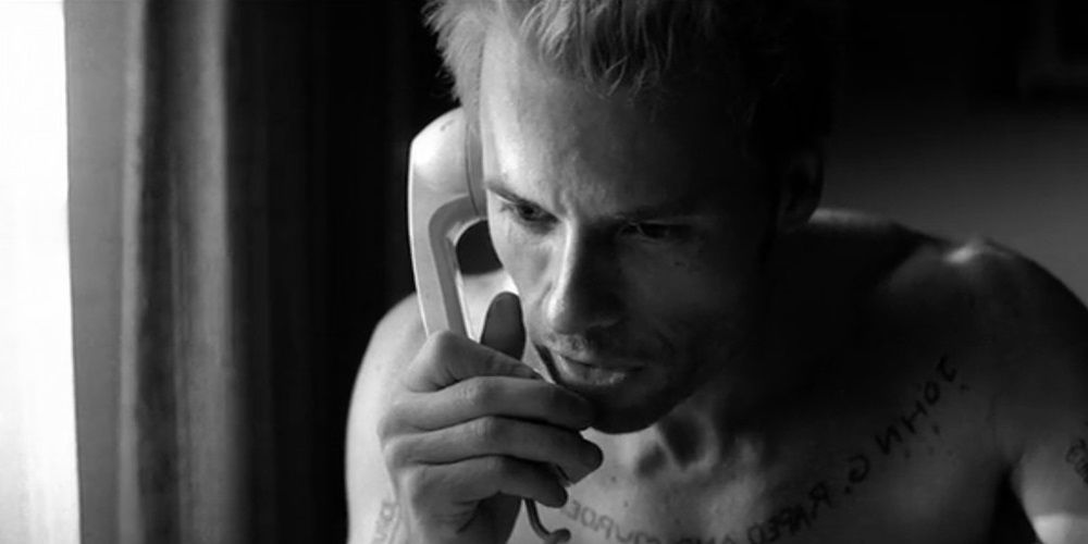 Guy Pearce in black-and-white in Memento