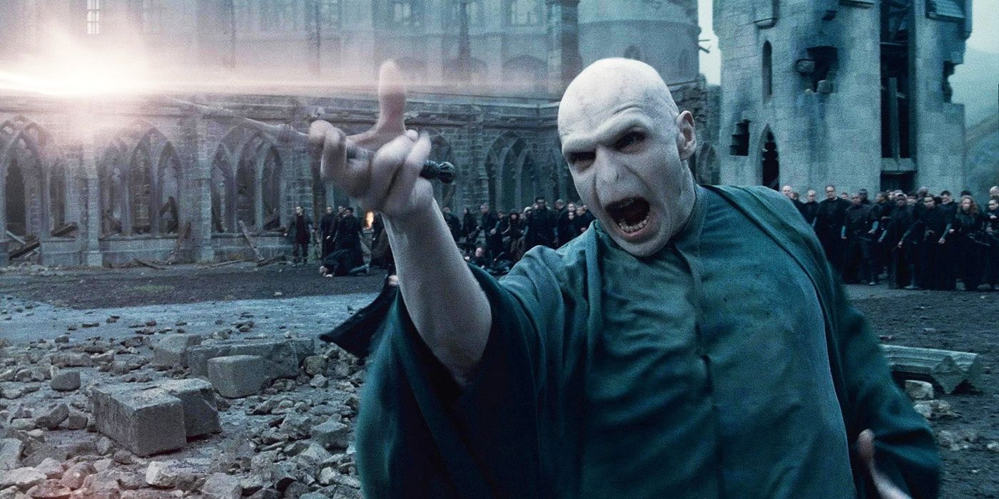 Voldemort lançando um feitiço enquanto gritava em Harry Potter. 