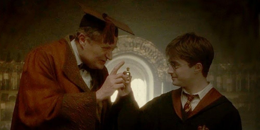 Harry e Slughorn na aula de poções em Harry Potter
