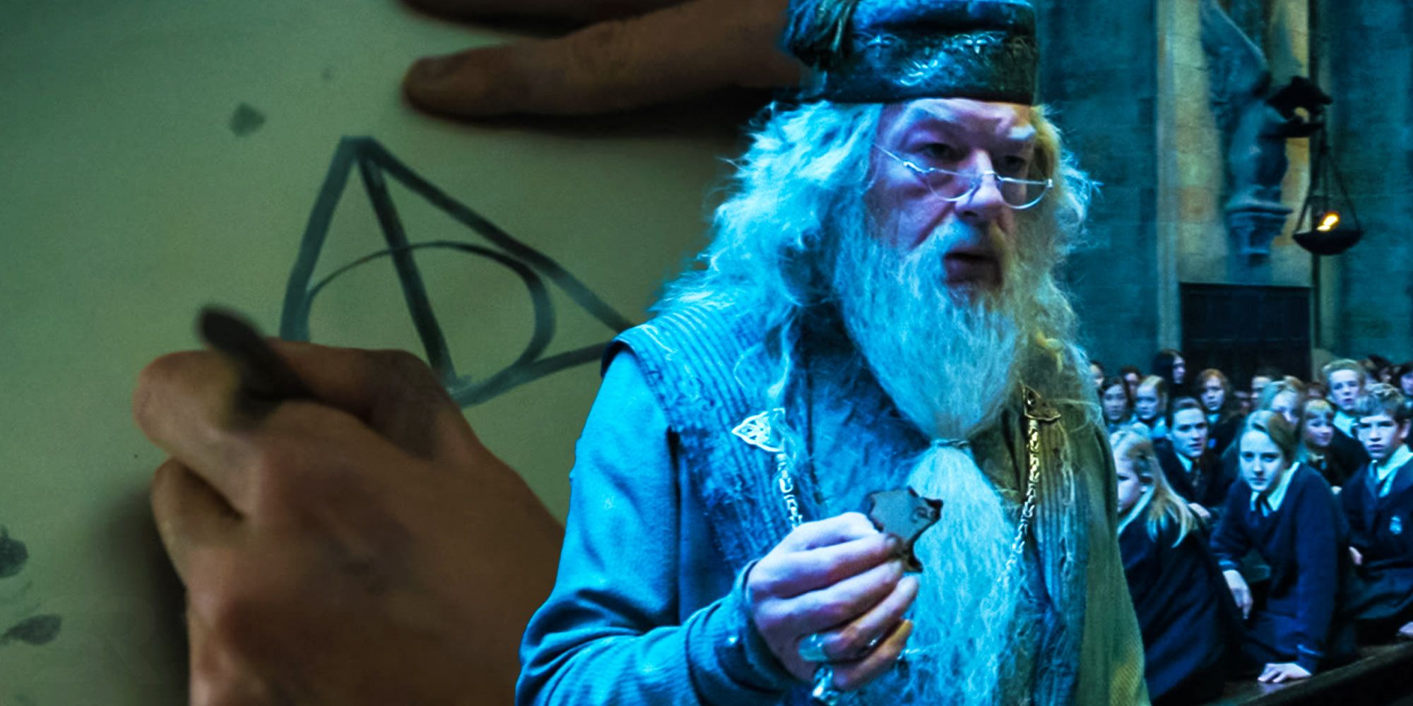 Uma imagem composta mostrando Dumbledore contra o fundo do símbolo das Relíquias da Morte de Harry Potter. 